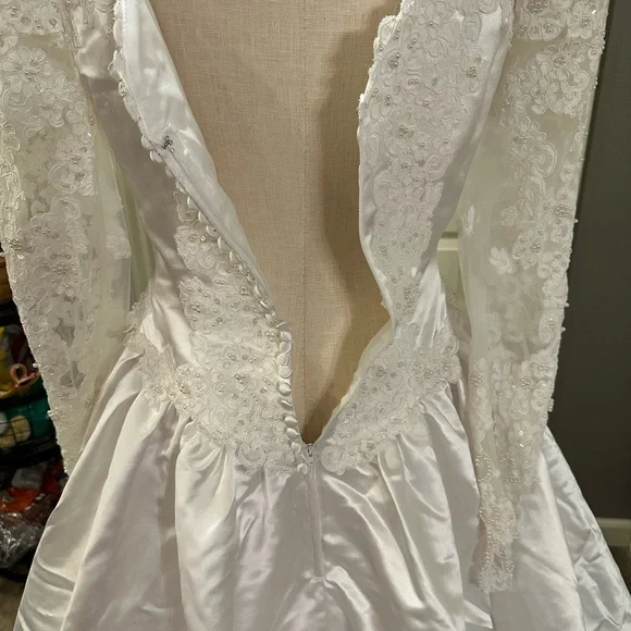 Alfred Angelo  Lace Vintage Bridal Gown - Picture 8 of 16